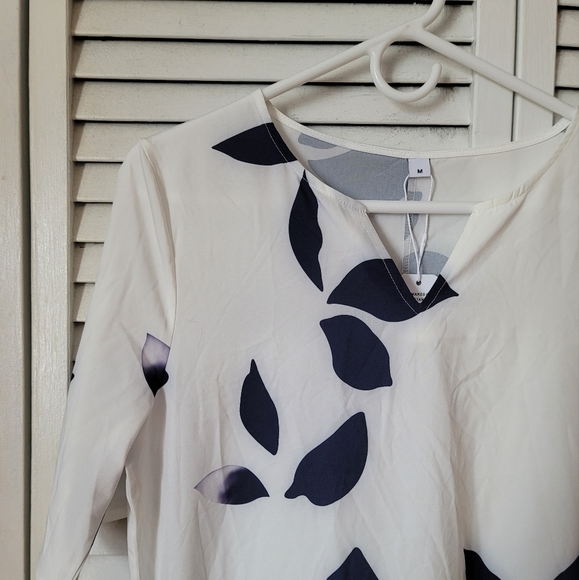 Elegant White and Blue Leaf Print Maxi Dress - Picture 3 of 9